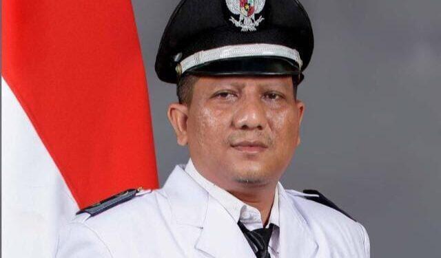 Kuwu Kerandon Pimpin Perbaikan Jalan Rusak, Warga Gotong Royong