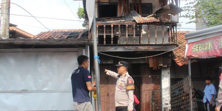 Respons Cepat Polisi dan Damkar Selamatkan Warga dari Kebakaran di Desa Astana Gunung Jati