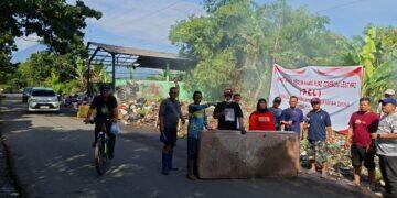 Warga Kecomberan Tutup Jalan Ir Soekarno, Protes Sampah Menumpuk