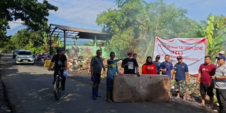 Warga Kecomberan Tutup Jalan Ir Soekarno, Protes Sampah Menumpuk