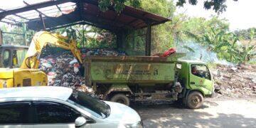 DLH Cirebon Turunkan Alat Berat, Sampah Menumpuk di PCL Mulai Diangkut