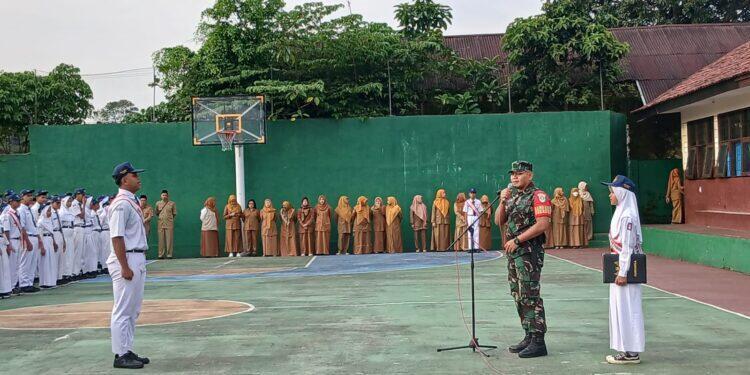 Danramil Cilimus Pimpin Upacara di SMPN 1, Tekankan Disiplin Siswa