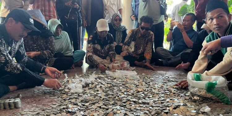 Datangi Pendopo, Petambak Indramayu Serahkan Uang Receh 3 Karung Ganti Rugi Fasilitas Umum