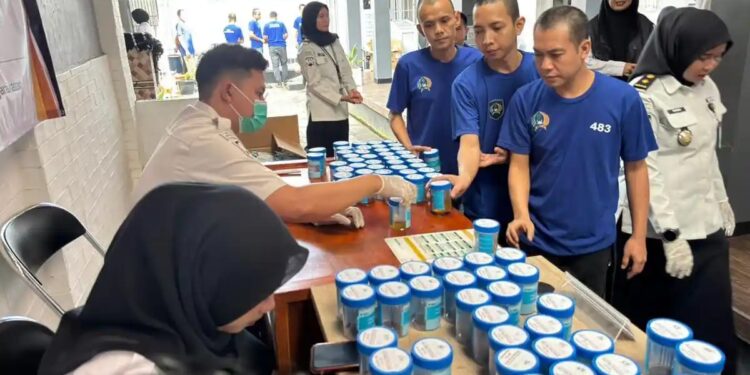 Pegawai dan Warga Binaan Lapas Kelas IIB Majalengka Tes Urine