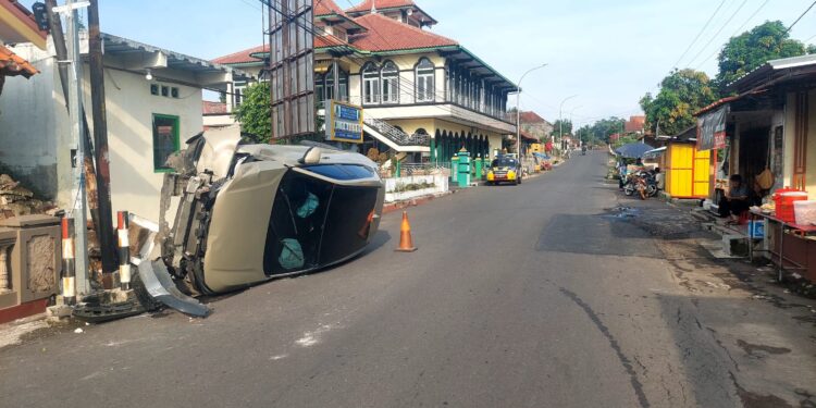 Diduga Mengantuk, Mobil HR-V Tabrak Tugu di Cileuya Kuningan