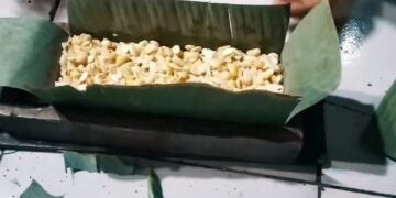 Harga Kedelai dan Plastik Naik, Pengrajin Tempe di Cisambeng – Palasah Gunakan Daun Pisang