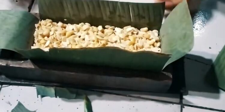 Harga Kedelai dan Plastik Naik, Pengrajin Tempe di Cisambeng – Palasah Gunakan Daun Pisang
