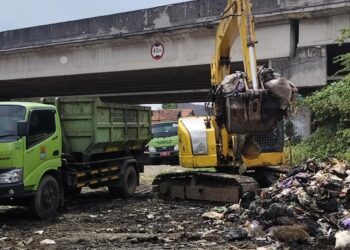 Tumpukan Sampah di Bawah Flyover Kanci-Pejagan Dibersihkan, Warga Hulubanteng Lega