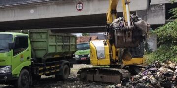 Tumpukan Sampah di Bawah Flyover Kanci-Pejagan Dibersihkan, Warga Hulubanteng Lega