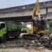 Tumpukan Sampah di Bawah Flyover Kanci-Pejagan Dibersihkan, Warga Hulubanteng Lega
