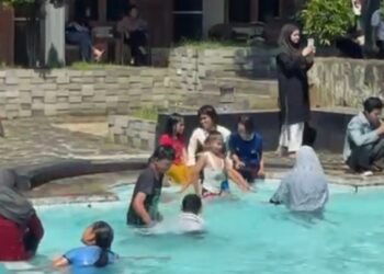 Sentuh Air untuk Pertama Kali, Anak Tuna Netra Kuningan Rasakan Momen Haru