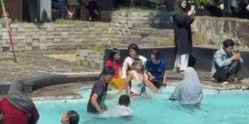 Sentuh Air untuk Pertama Kali, Anak Tuna Netra Kuningan Rasakan Momen Haru