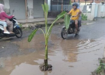 Jalan Rusak di Gombang Dikeluhkan Warga, Pertanyakan Realisasi Pajak