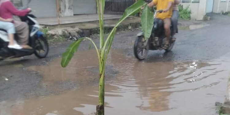 Jalan Rusak di Gombang Dikeluhkan Warga, Pertanyakan Realisasi Pajak