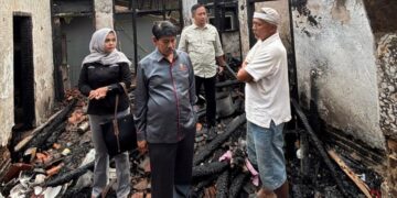 Api Ludeskan Rumah di Ciniru, Ketua DPRD Kuningan Tinjau Lokasi dan Salurkan Bantuan
