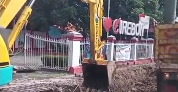 Normalisasi Drainase Jalan Fatahillah Weru, PKL dan Bangunan Liar Ditertibkan