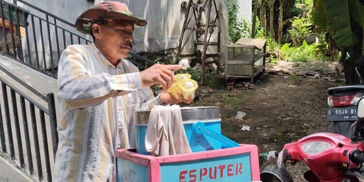 21 Tahun Menabung dari Jualan Es Dung Dung, Warga Sumber Akhirnya Berangkat Haji