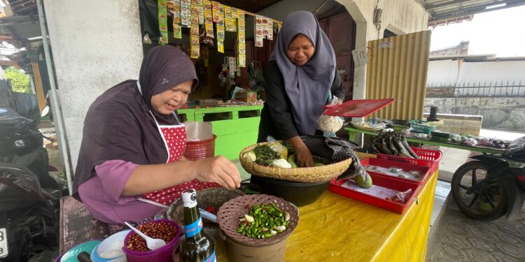 Kisah Penjual Rujak di Cirebon, Nabung Rp50 Ribu Sehari, Kini Berangkat Haji