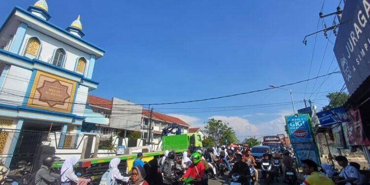 Proyek dan Double Track Picu Macet Parah di Lemahabang