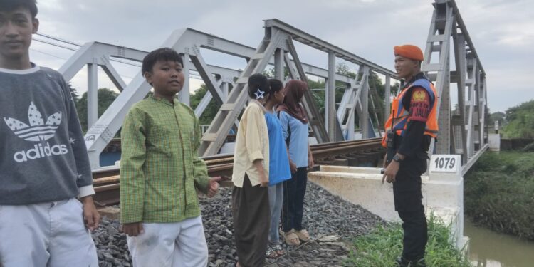 KAI Daop 3 Cirebon Imbau Masyarakat Tidak Melakukan Aktivitas Ilegal di Jalur Rel KA