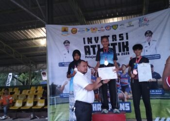SMPN 1 Beber Pertahankan Juara Umum Invitasi Atletik 2026