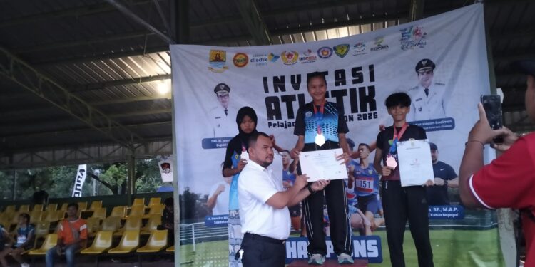SMPN 1 Beber Pertahankan Juara Umum Invitasi Atletik 2026