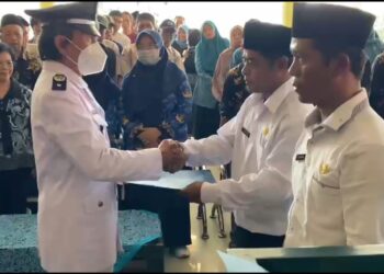 Lantik Dua Perangkat Baru, Kuwu Jatiseeng Tekankan Amanah dan Pelayanan