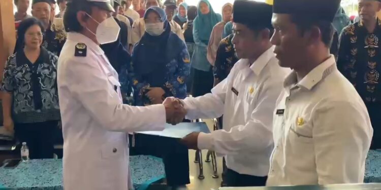 Lantik Dua Perangkat Baru, Kuwu Jatiseeng Tekankan Amanah dan Pelayanan
