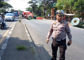Truk Trailer Rem Mendadak di Pangenan Cirebon, Muatan Gulungan Kawat Ringsekkan Kabin
