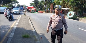 Truk Trailer Rem Mendadak di Pangenan Cirebon, Muatan Gulungan Kawat Ringsekkan Kabin