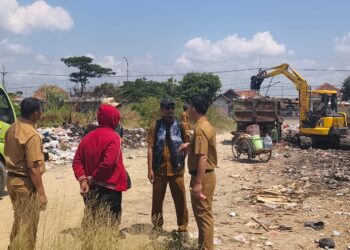 Darurat Sampah di Gebang Mekar Cirebon, DLH Angkut Ratusan Kubik di Akses PPI