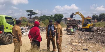 Darurat Sampah di Gebang Mekar Cirebon, DLH Angkut Ratusan Kubik di Akses PPI