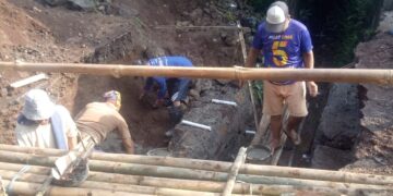 Warga Desa Cikeduk Swadaya Perbaiki Jembatan Rusak