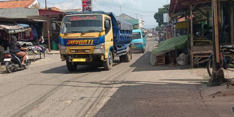 Tutup Bahu Jalan, Satpol PP Diminta Tertibkan Kesemrawutan PKL