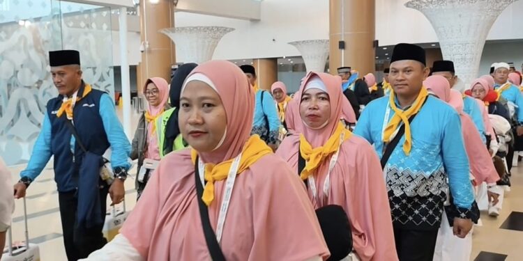 445 Jemaah Haji Asal Indramayu Terbang Perdana dari Kertajati, Anggota DPR RI Kritik Layanan BIJB