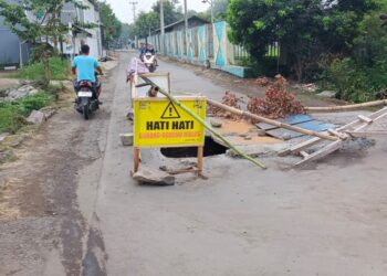 Jalan Amblas di Watubelah Belum Diperbaiki, Warga Khawatir Picu Kecelakaan