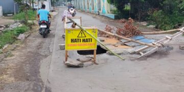 Jalan Amblas di Watubelah Belum Diperbaiki, Warga Khawatir Picu Kecelakaan