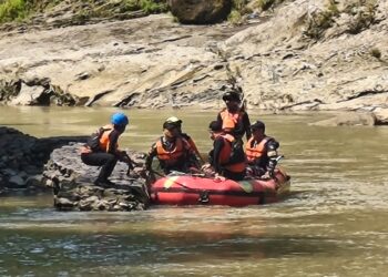 Sampah dan Bebatuan Hambat Pencarian Dua Pelajar Tenggelam di Sungai Cisanggarung