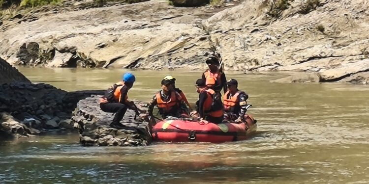 Sampah dan Bebatuan Hambat Pencarian Dua Pelajar Tenggelam di Sungai Cisanggarung