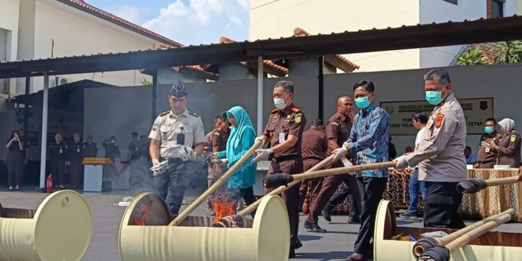 Kejari Kota Cirebon Musnahkan Barang Bukti Narkotika dari 74 Perkara