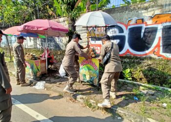 Satpol PP Kabupaten Cirebon Tertibkan PKL di Badan Jalan, Awali dengan Sosialisasi Humanis