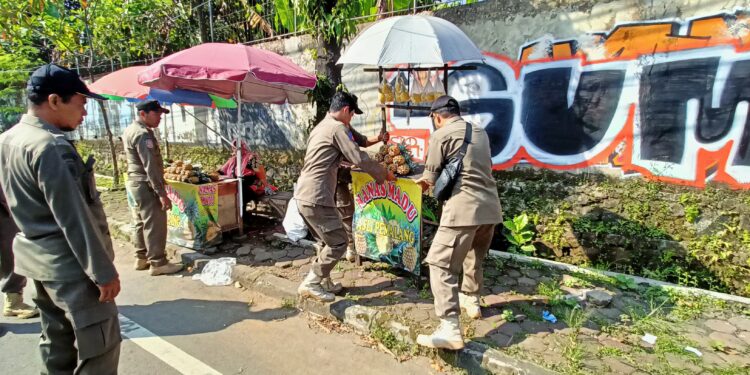 Satpol PP Kabupaten Cirebon Tertibkan PKL di Badan Jalan, Awali dengan Sosialisasi Humanis