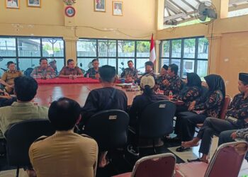 Mediasi Aduan FPM, Camat Astanajapura Tegaskan BPD jangan Antikritik