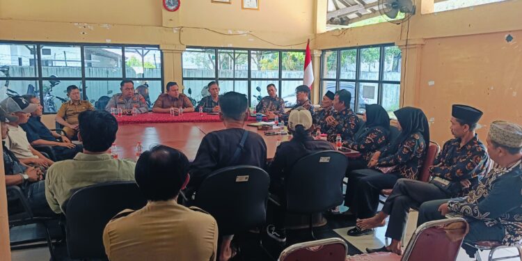 Mediasi Aduan FPM, Camat Astanajapura Tegaskan BPD jangan Antikritik