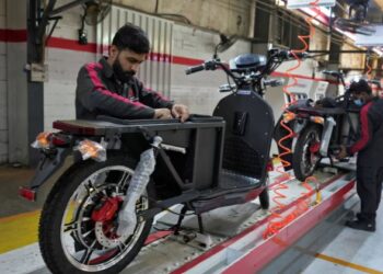 Ancaman Krisis BBM, Warga Pakistan Beralih ke Motor Listrik