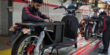 Ancaman Krisis BBM, Warga Pakistan Beralih ke Motor Listrik