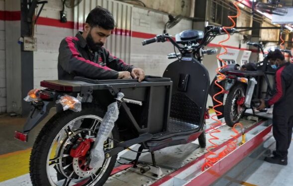 Ancaman Krisis BBM, Warga Pakistan Beralih ke Motor Listrik