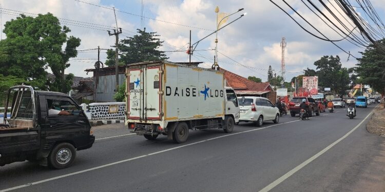 Jam Pulang Kerja, Jalan Pangeran Cakrabuana Macet Parah