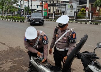 Polisi Cirebon Bantu Pemotor Kehabisan Bensin di Kawasan Sumber