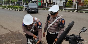 Polisi Cirebon Bantu Pemotor Kehabisan Bensin di Kawasan Sumber